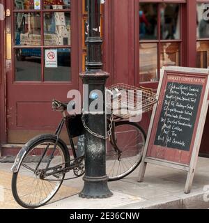 LONDON, UK - 03. MAI 2009: Altes Lieferfahrrad gegen Laternenpfosten geparkt Stockfoto