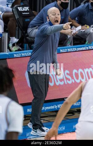 UCLA Bruins Cheftrainer Mick Cronin während eines NCAA College-Basketballspiels gegen die Washington Huskies, Donnerstag, 16. Januar 2021, in Los Angeles. UCL Stockfoto