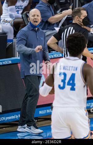 UCLA Bruins Cheftrainer Mick Cronin während eines NCAA College-Basketballspiels gegen die Washington Huskies, Donnerstag, 16. Januar 2021, in Los Angeles. UCL Stockfoto