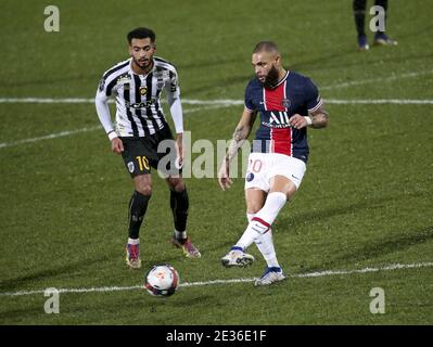 Layvin Kurzawa von PSG, Angelo Fulgini von Angers (links) während der französischen Meisterschaft Ligue 1 Fußballspiel zwischen Paris Saint / LM Stockfoto