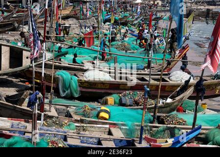 Ghana-Fischerflottendorf an der Kapküste. Westafrika, Atlantischer Ozean. Traditionelle Fischereiflotte handgefertigte Holzboote, farbenfrohe Farbe. Netze und Fanggeräte. Stockfoto