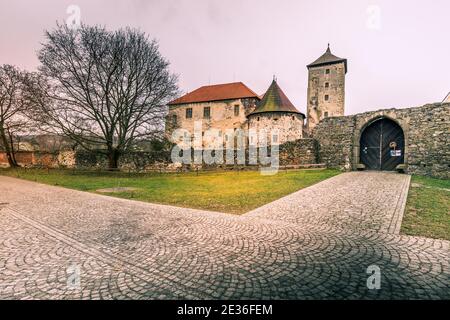 Massive und gut befestigte mittelalterliche Wasserburg von Svihov befindet sich in der Region Pilsen, Tschechische Republik, Europa. Es gibt einen Wasserkanal um die Stockfoto