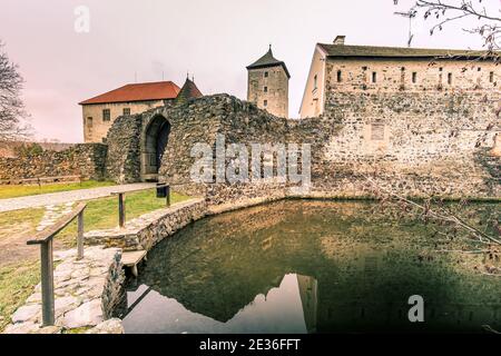 Massive und gut befestigte mittelalterliche Wasserburg von Svihov befindet sich in der Region Pilsen, Tschechische Republik, Europa. Es gibt einen Wasserkanal um die Stockfoto