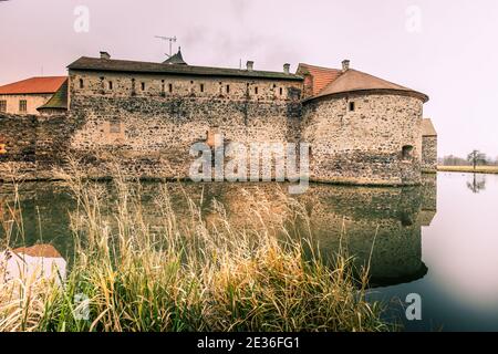 Massive und gut befestigte mittelalterliche Wasserburg von Svihov befindet sich in der Region Pilsen, Tschechische Republik, Europa. Es gibt einen Wasserkanal um die Stockfoto