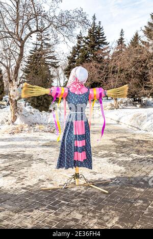 Samara, Russland - 18. Februar 2018: Feiertag der Fasching in Russland. Einweg-Shrovetide Puppe zum Brennen auf dem Winter Abschiedsfest M vorbereitet Stockfoto