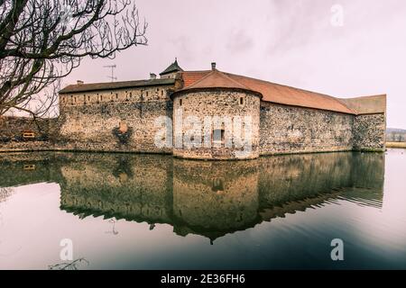 Massive und gut befestigte mittelalterliche Wasserburg von Svihov befindet sich in der Region Pilsen, Tschechische Republik, Europa. Es gibt einen Wasserkanal um die Stockfoto