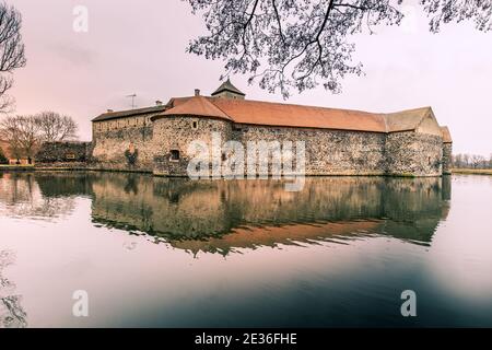 Massive und gut befestigte mittelalterliche Wasserburg von Svihov befindet sich in der Region Pilsen, Tschechische Republik, Europa. Es gibt einen Wasserkanal um die Stockfoto