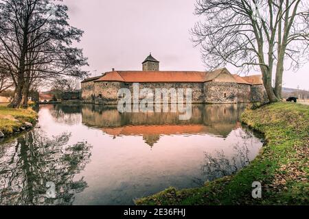 Massive und gut befestigte mittelalterliche Wasserburg von Svihov befindet sich in der Region Pilsen, Tschechische Republik, Europa. Es gibt einen Wasserkanal um die Stockfoto