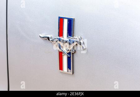 Samara, Russland - 19. Mai 2018: Emblem auf dem Retro-Auto Ford Mustang Fastback, 1964 Jahr. Der Ford Mustang ist ein amerikanisches Automobil, das von Fo hergestellt wird Stockfoto