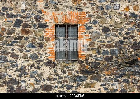 Massive Steinmauer mit Detail des alten Fensters Svihov Schloss Stockfoto