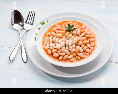 Traditionelle türkische Harizotebohne. Gebackene Bohnen auf dem Tisch mit Gemüse. Stockfoto