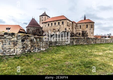 Massive und gut befestigte mittelalterliche Wasserburg von Svihov befindet sich in der Region Pilsen, Tschechische Republik, Europa. Es gibt einen Wasserkanal um die Stockfoto