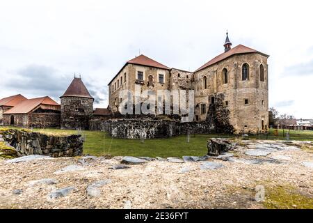 Massive und gut befestigte mittelalterliche Wasserburg von Svihov befindet sich in der Region Pilsen, Tschechische Republik, Europa. Es gibt einen Wasserkanal um die Stockfoto