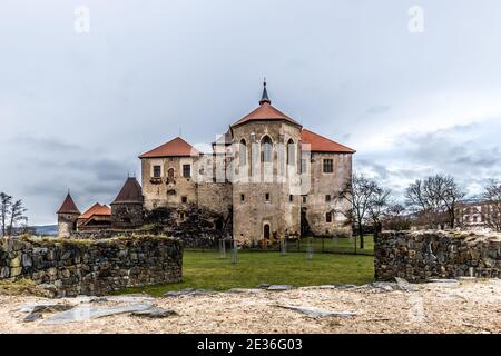 Massive und gut befestigte mittelalterliche Wasserburg von Svihov befindet sich in der Region Pilsen, Tschechische Republik, Europa. Es gibt einen Wasserkanal um die Stockfoto