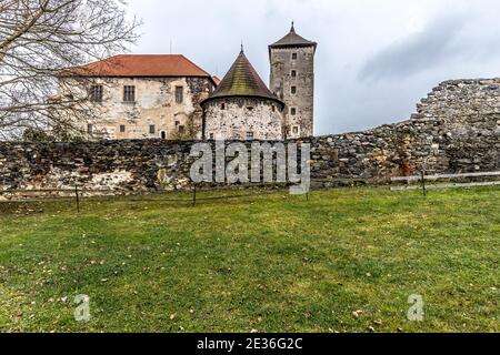 Massive und gut befestigte mittelalterliche Wasserburg von Svihov befindet sich in der Region Pilsen, Tschechische Republik, Europa. Es gibt einen Wasserkanal um die Stockfoto