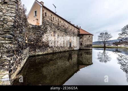 Massive und gut befestigte mittelalterliche Wasserburg von Svihov befindet sich in der Region Pilsen, Tschechische Republik, Europa. Es gibt einen Wasserkanal um die Stockfoto