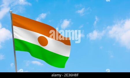 Niger Flagge auf Mast. Blauer Himmel. Nationalflagge von Niger Stockfoto