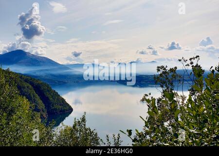 See mit Nebel, Berge im Hintergrund. Nordnorwegen Stockfoto