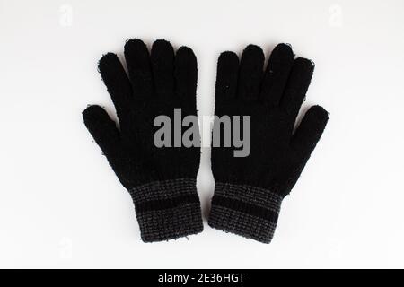 Ein schwarzer Herren Winterhandschuhe auf weißem Hintergrund Stockfoto