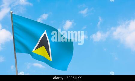 St. Lucia Flagge auf Stange. Blauer Himmel. Nationalflagge von St. Lucia Stockfoto