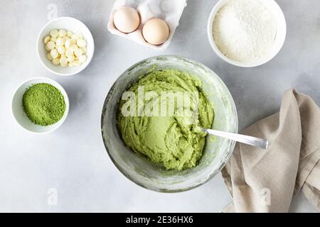 Flache Lay-Zusammensetzung mit grünem Tee Matcha-Teig aus Metall Schüssel Stockfoto