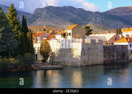 Blick auf die Altstadt von Trebinje Stadt und Trebisnjica Fluss an sonnigen Wintertag. Bosnien und Herzegowina, Republika Srpska Stockfoto