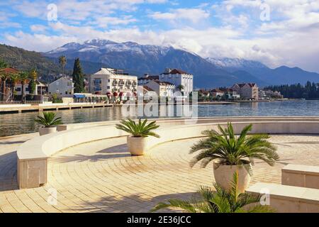 Schöne mediterrane Winterlandschaft. Montenegro, Bucht von Kotor. Böschung der Stadt Tivat Stockfoto