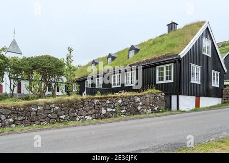 Kirche, Wikinger Langhäuser mit Grasdach, Kvivik Dorf, Streymoy Insel, Färöer Inseln Stockfoto