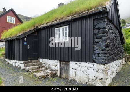 Langhaus im Wikingerstil, Fuglafjordur, Insel Eysturoy, Färöer-Inseln Stockfoto