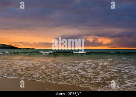 Blick vom Porthmeor Beach, St. Ives, Cornwall bei Sonnenuntergang Stockfoto