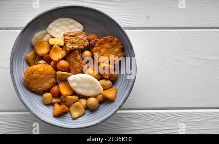 Mischen Sie Senbei Reiscracker in einer Schüssel. Ein köstlicher japanischer Snack. Stockfoto