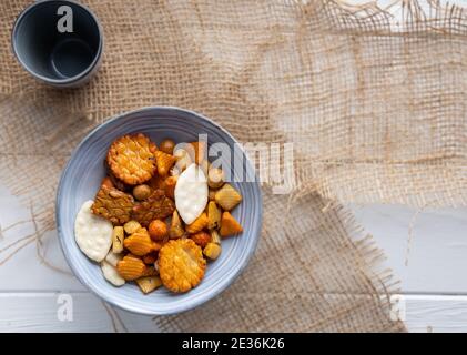 Mischen Sie Senbei Reiscracker in einer Schüssel. Ein köstlicher japanischer Snack. Stockfoto