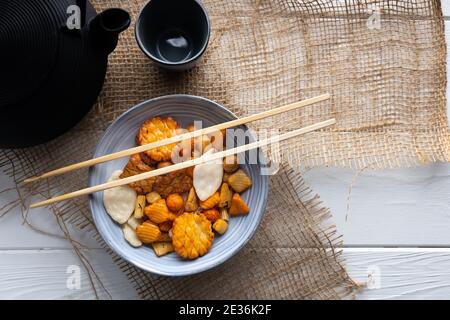 Mischen Sie Senbei Reiscracker in einer Schüssel. Ein köstlicher japanischer Snack. Stockfoto