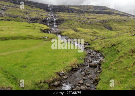 Wasserfallkaskade, Saksun Dorf, Eysturoy Insel, Färöer Inseln Stockfoto