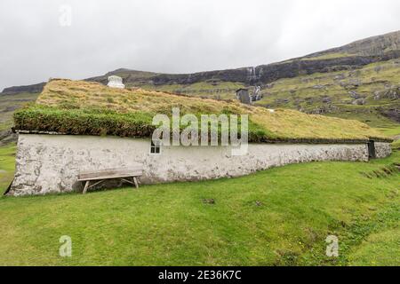 Rasen überdachte Scheune, Saksun Dorf, Eysturoy Insel, Färöer Inseln Stockfoto