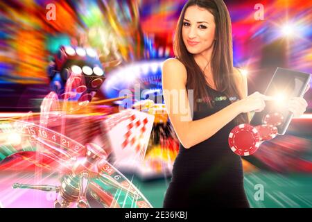 Frau hält einen Tablet-Computer - Online-Casino-Werbung Stockfoto