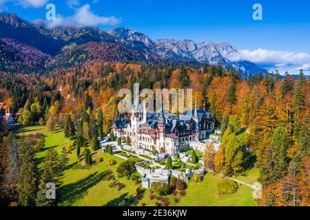 Schloss Peles im Herbst. Sinaia, Kreis Prahova, Rumänien. Stockfoto