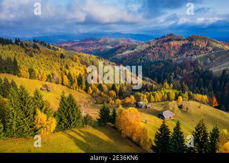 Brasov, Rumänien. Herbst im Dorf Moeciu. Ländliche Landschaft in den Karpaten, Rumänien. Stockfoto