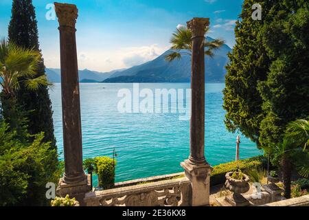 Schöner Ziergarten mit spektakulären Säulen am Ufer des Comer Sees, Varenna, Italien, Europa Stockfoto