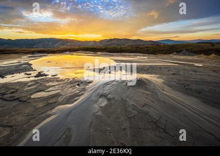 Schlammige Vulkane, Rumänien. Buzau County Schlammvulkane bei Sonnenuntergang. Stockfoto