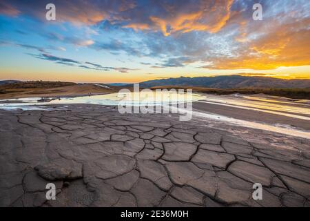 Schlammige Vulkane, Rumänien. Buzau County Schlammvulkane bei Sonnenuntergang. Stockfoto