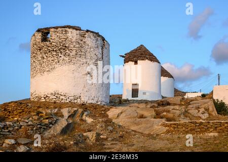 Die traditionellen griechischen Windmühlen der Insel iOS in der wunderschönen kykladischen Stadt Chora. Griechenland Stockfoto