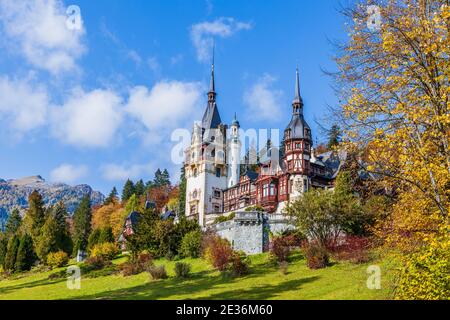 Schloss Peles im Herbst. Sinaia, Kreis Prahova, Rumänien. Stockfoto