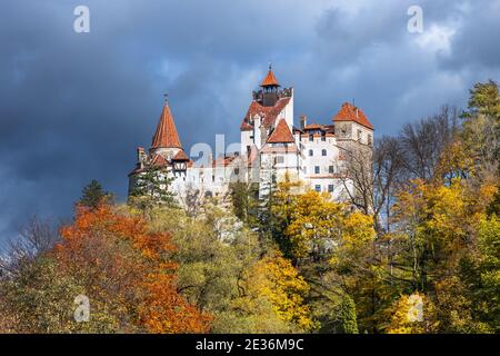 Brasov, Transylvania. Rumänien. Die mittelalterliche Burg Bran, bekannt für den Mythos von Dracula. Stockfoto