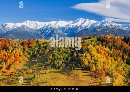 Brasov, Rumänien. Herbst im Dorf Moeciu. Ländliche Landschaft in den Karpaten, Rumänien. Brasov, Rumänien. Herbst im Dorf Moeciu. Ländliche Landschaft in den Karpaten, Rumänien.