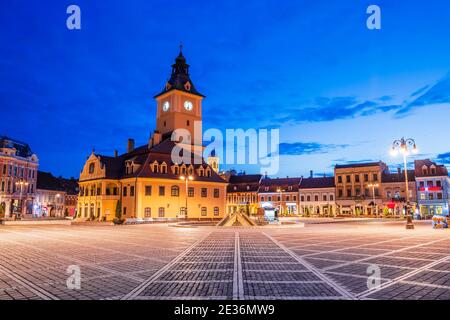 Brasov, Rumänien. Mittelalterliche Rathaus am Hauptplatz der Altstadt. Stockfoto
