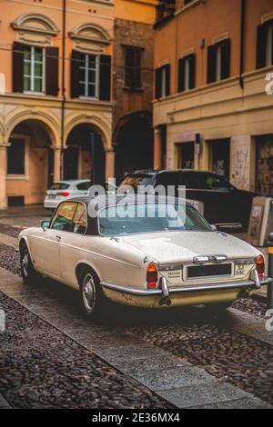 Vintage jaguar Auto in vertikalen bunten orange Hintergrund Stockfoto