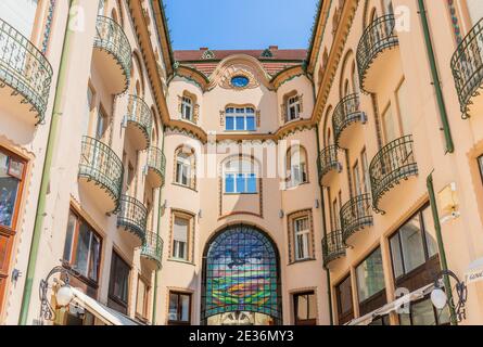 Oradea, Rumänien - 29. Juni 2020: Einkaufszentrum Black Eagle Palace. Stockfoto