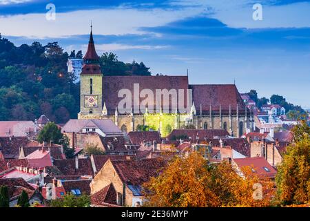 Brasov, Rumänien. Schwarze Kirche oder Biserica Neagra in der Dämmerung. Stockfoto