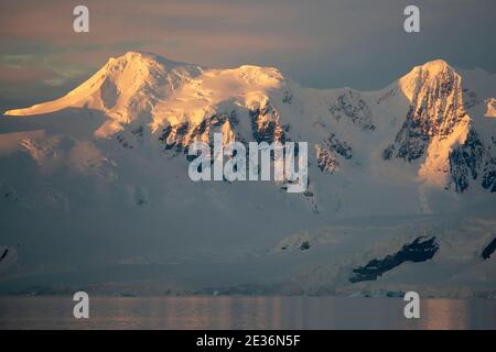 Blick auf Anvers Island, Mitternachtssonne, Danco Coast, Graham Land, Antarktische Halbinsel, 15. Dezember 2015 Stockfoto